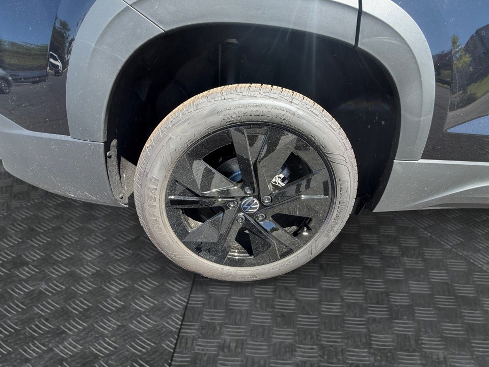 2027 Volkswagen Taos SE Black
