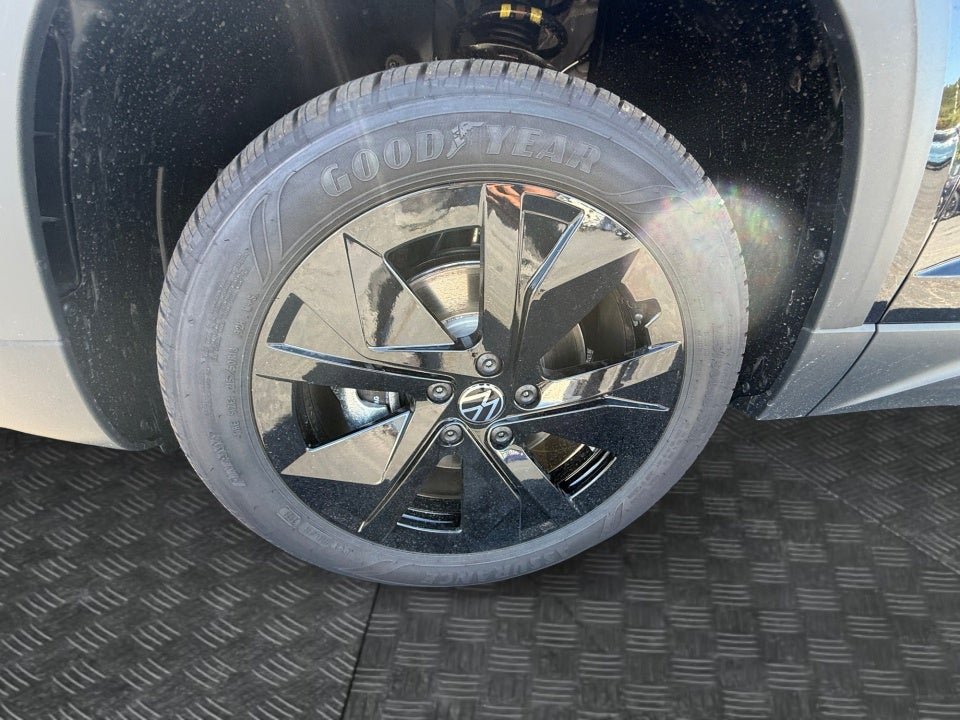 2027 Volkswagen Taos SE Black