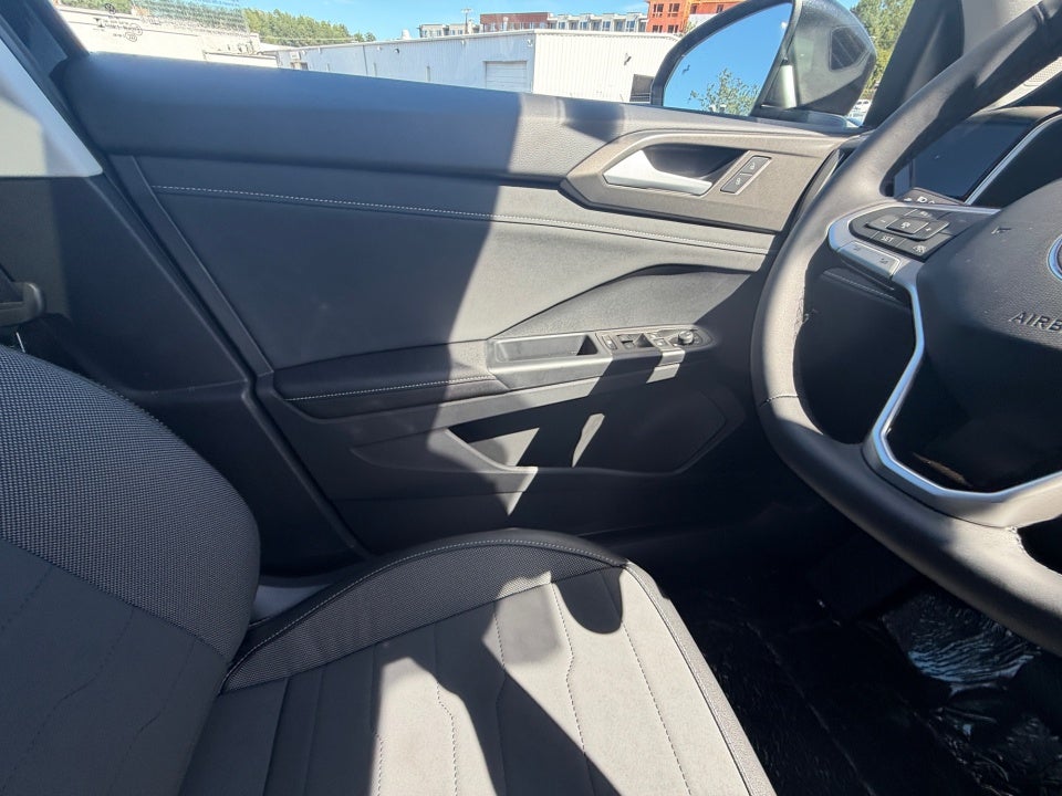 2027 Volkswagen Taos SE Black