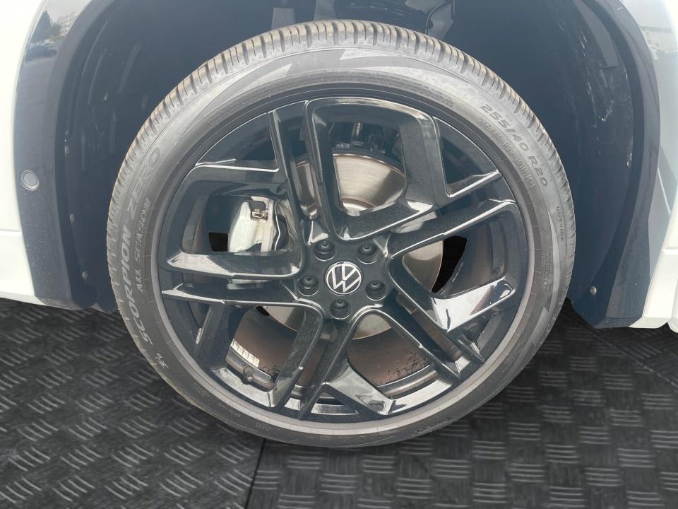 2025 Volkswagen Tiguan SE R-Line Black