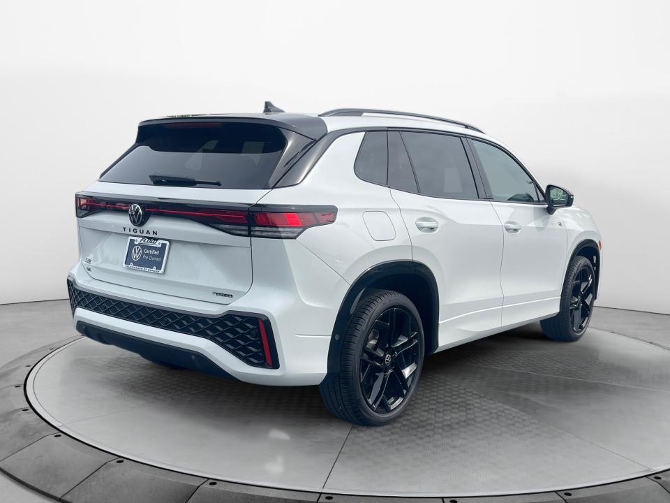 2025 Volkswagen Tiguan SE R-Line Black