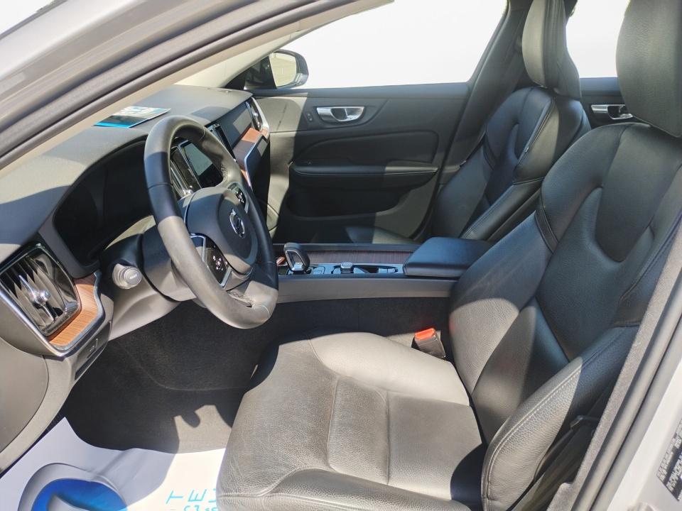 2024 Volvo S60 Plus Dark Theme