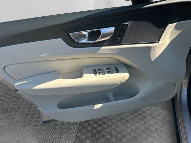 2024 Volvo XC60 Plus Dark Theme