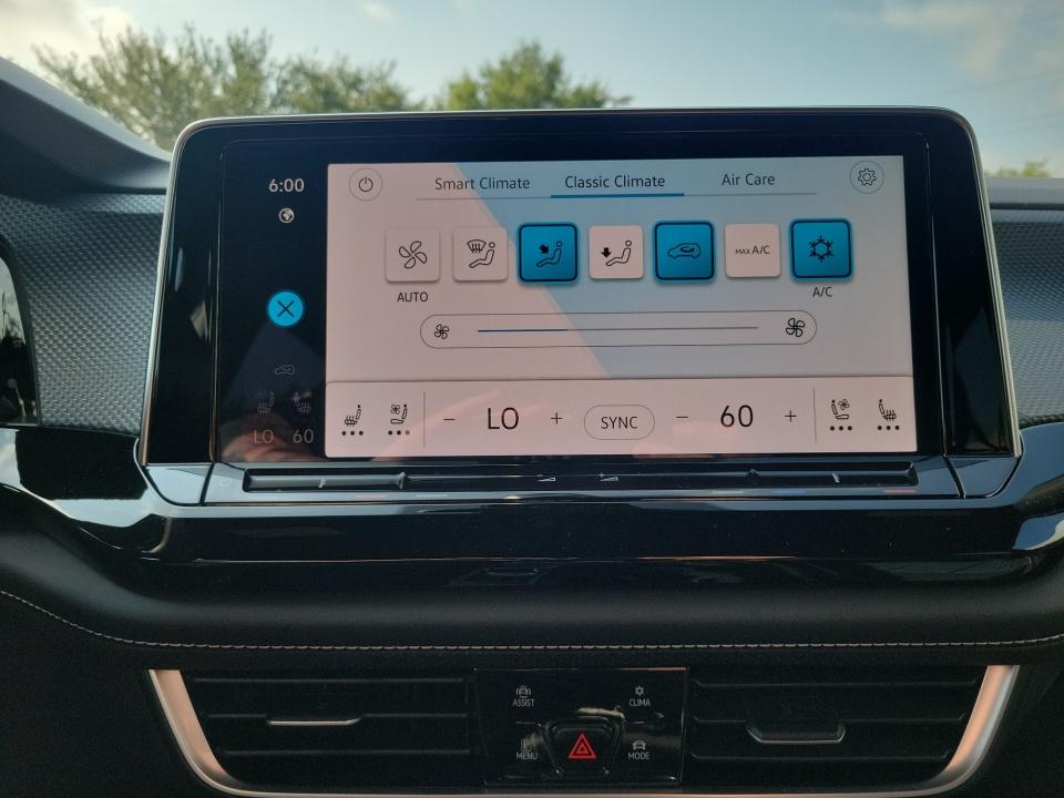 2026 Volkswagen Atlas Cross Sport 2.0T SEL Premium R-Line