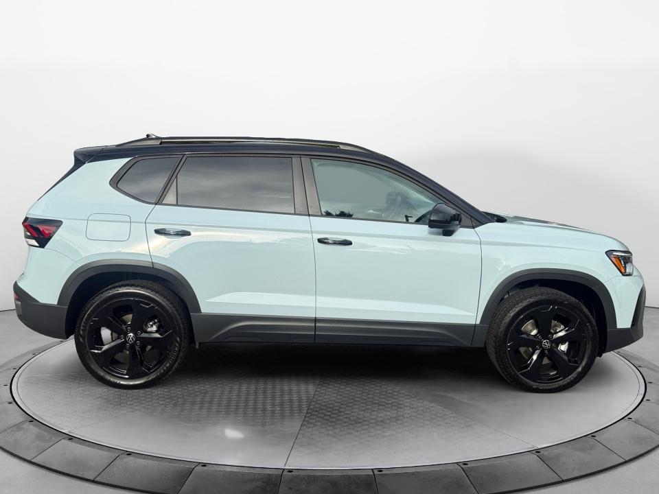2027 Volkswagen Taos SE Black
