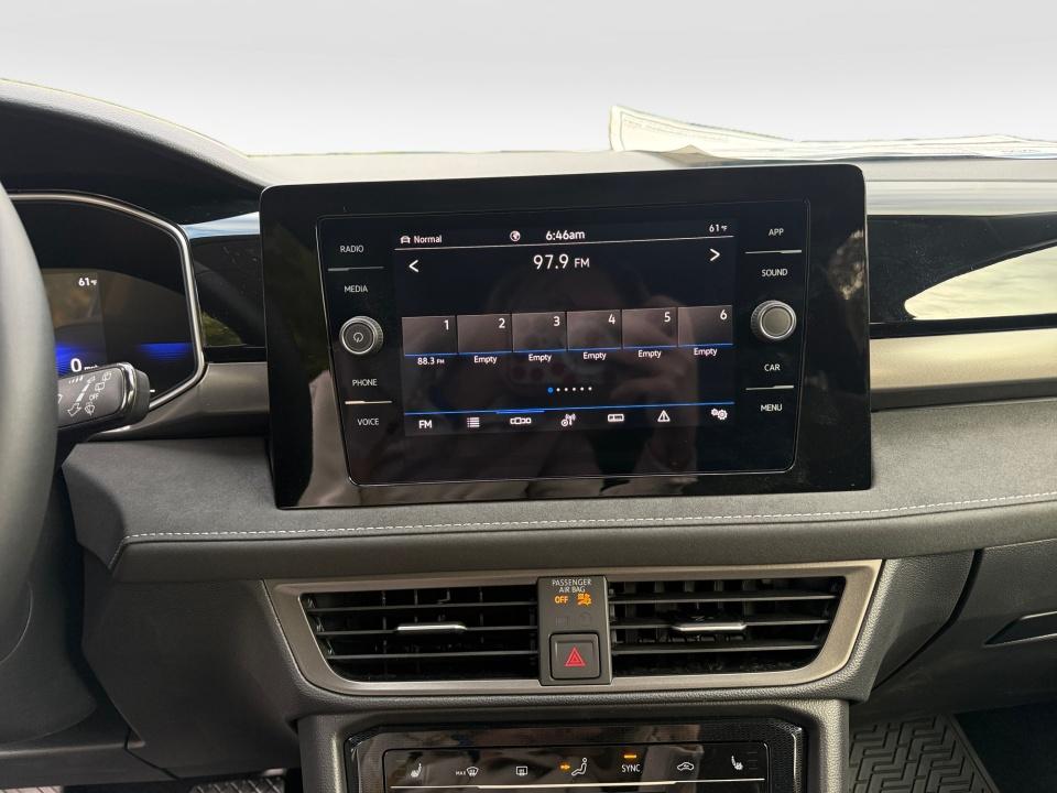 2027 Volkswagen Taos SE Black