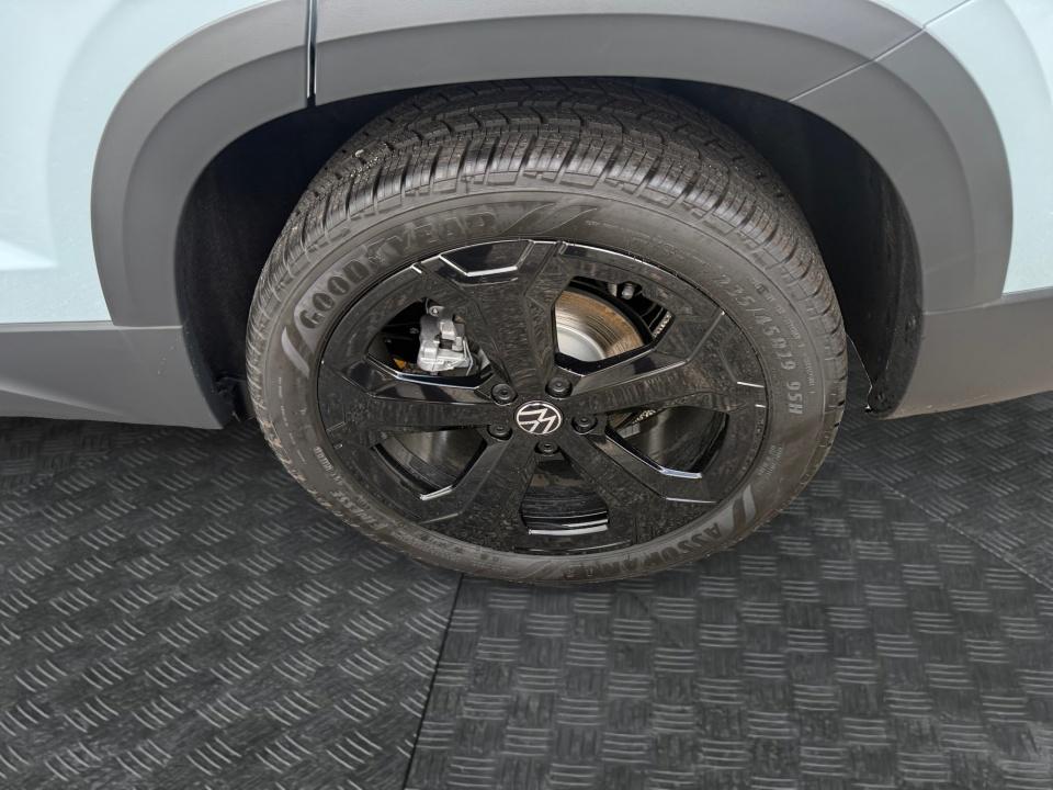 2027 Volkswagen Taos SE Black