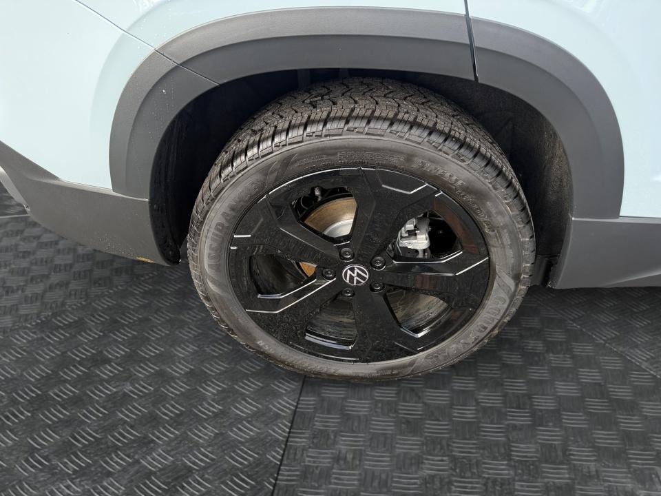 2027 Volkswagen Taos SE Black