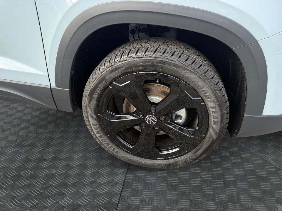 2027 Volkswagen Taos SE Black