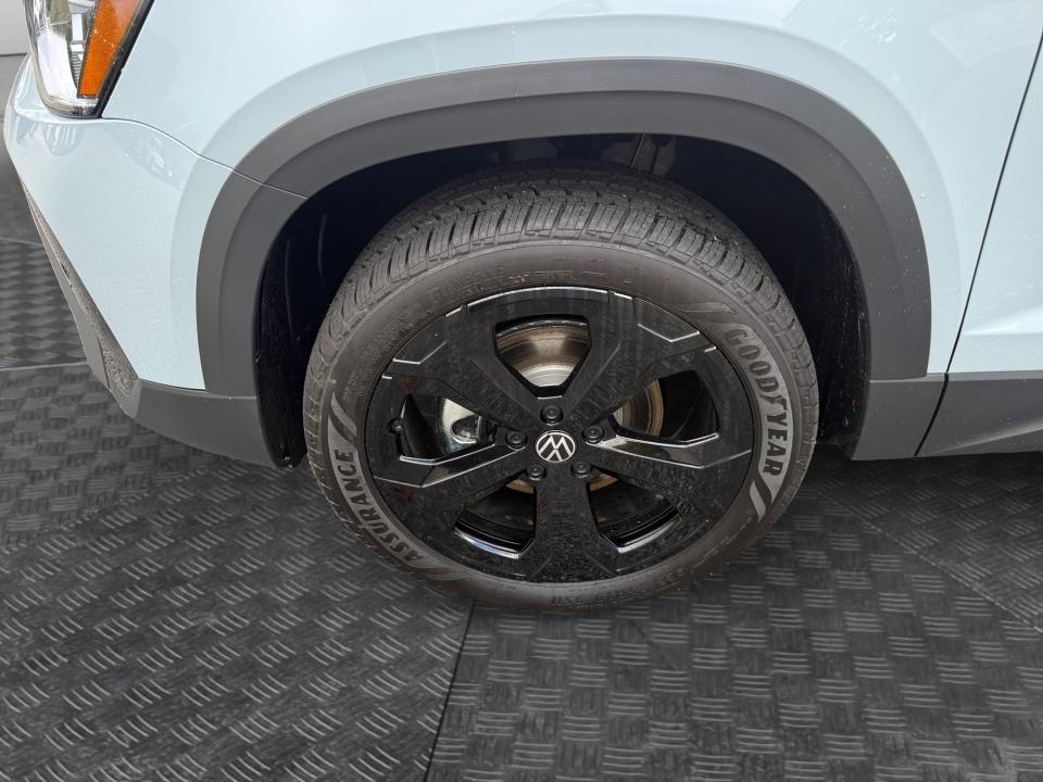 2027 Volkswagen Taos SE Black