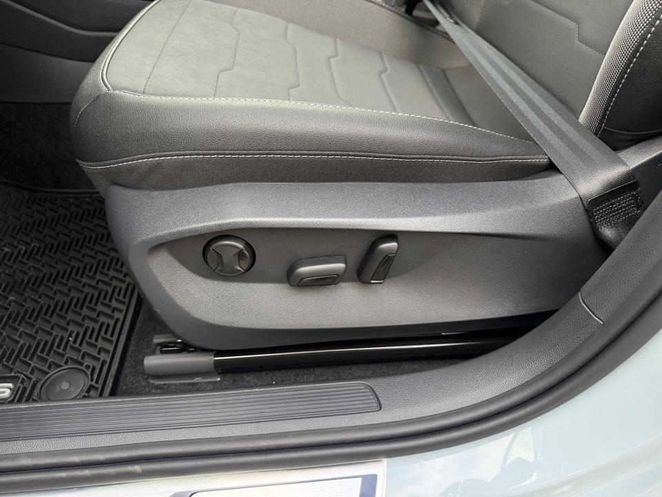 2027 Volkswagen Taos SE Black