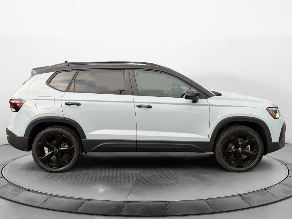 2027 Volkswagen Taos SE Black