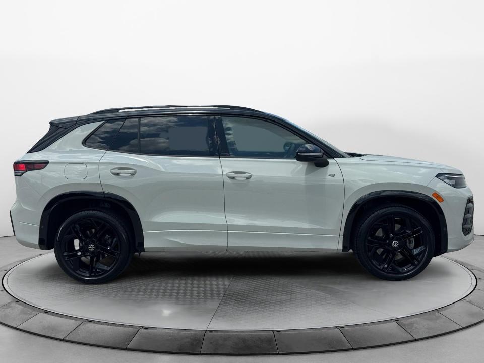 2025 Volkswagen Tiguan SE R-Line Black