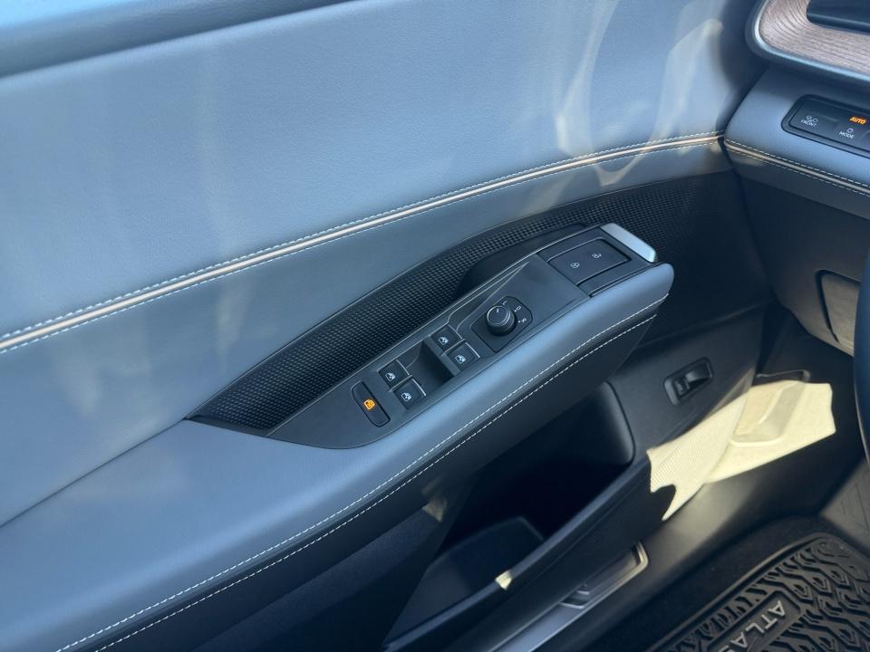 2027 Volkswagen Atlas SE w/Technology