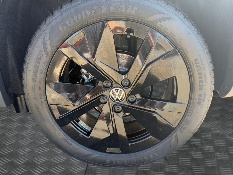 2027 Volkswagen Taos SE Black