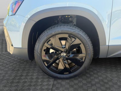 2027 Volkswagen Taos SE Black
