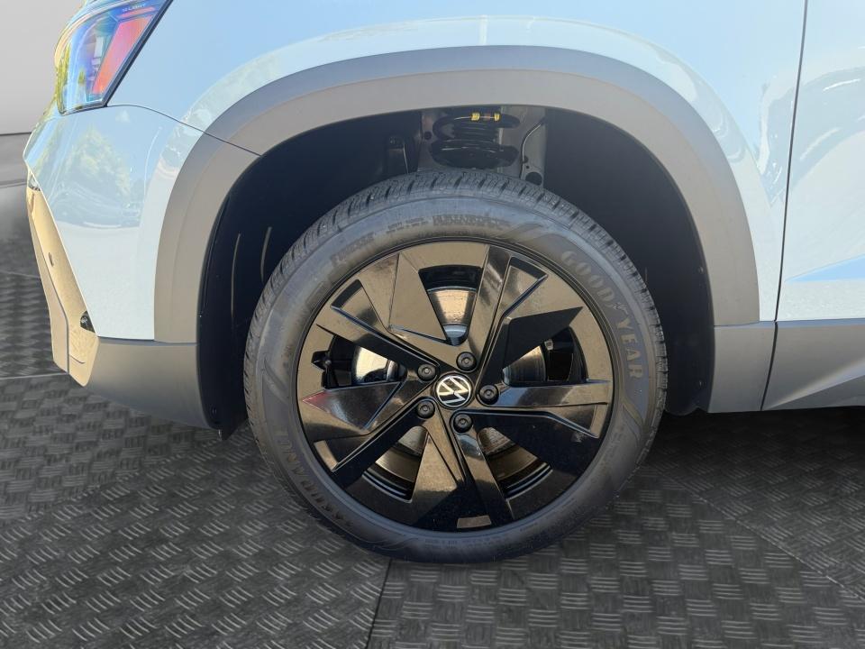 2027 Volkswagen Taos SE Black