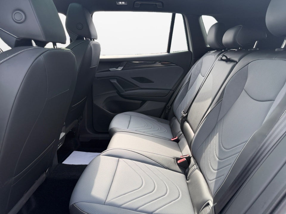 2025 Volkswagen Tiguan SE R-Line Black