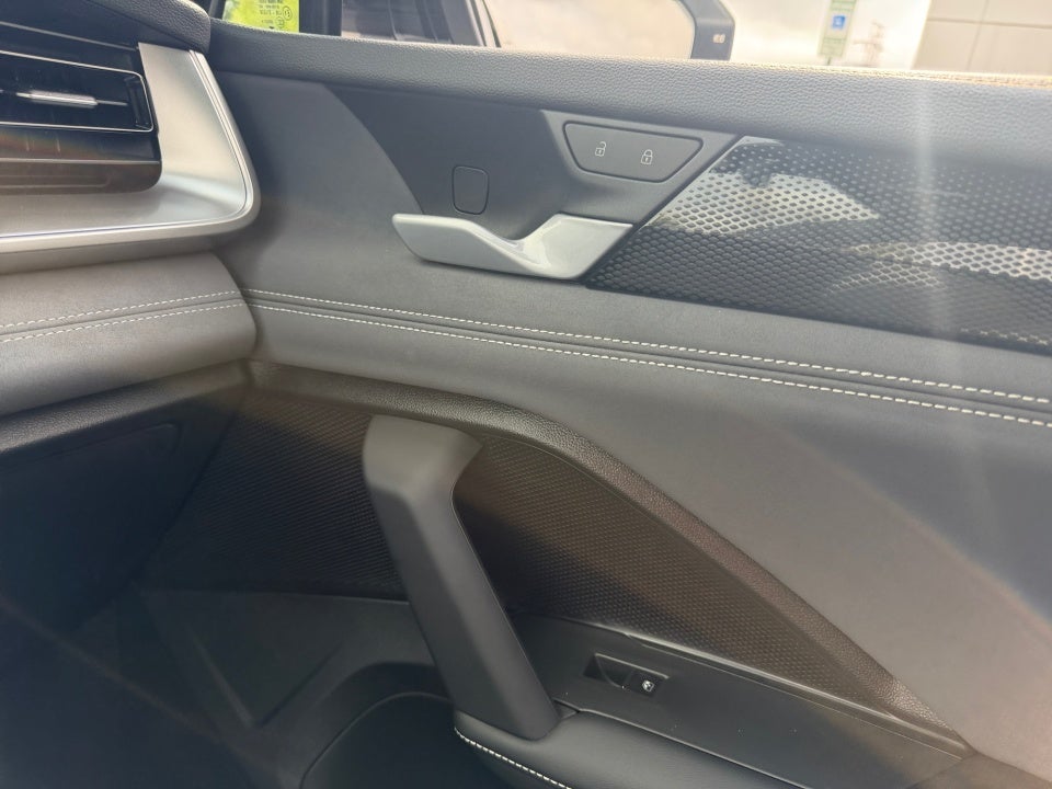 2025 Volkswagen Tiguan SE R-Line Black
