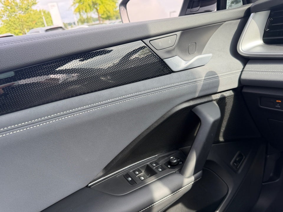 2025 Volkswagen Tiguan SE R-Line Black