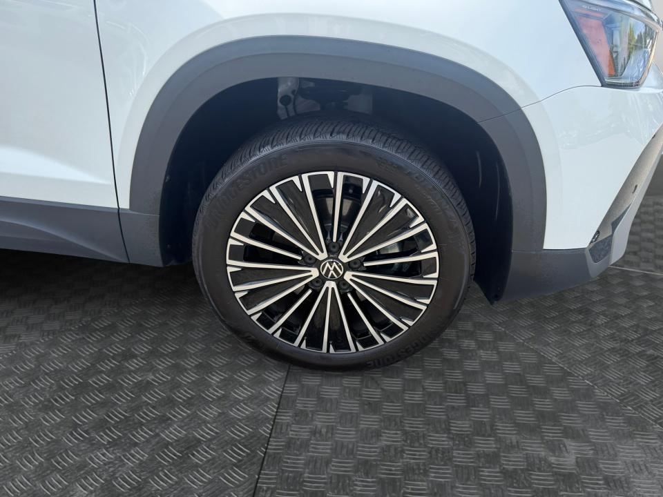 2025 Volkswagen Taos SE
