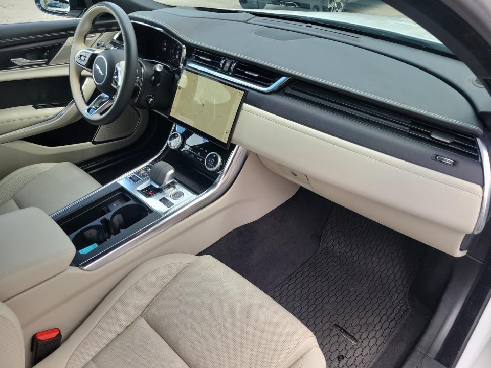 2024 Jaguar XF R-Dynamic SE